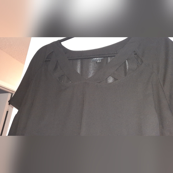 2 Torrid black blouses 1x and 2x - Picture 4 of 6